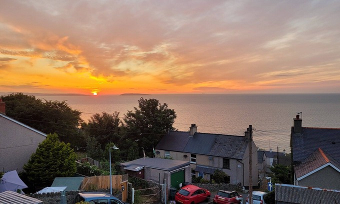 Penmaenmawr Cottage | Franny’s Cottage occupies an enviable elevated position with sea views over to Puffin Island and Ang