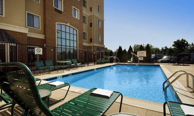 Linthicum Heights Condo | Free Breakfast Buffet! Pool | Staybridge Near BWI Airport