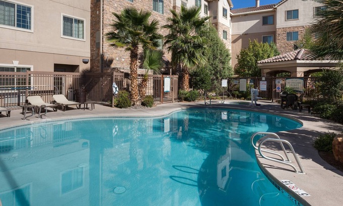 Las Cruces Condo | Free Breakfast. Hot Tub. Quick Drive to New Mexico State University!