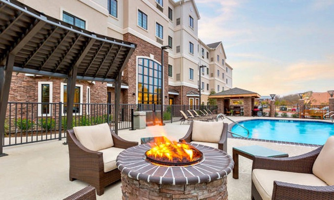 College Station Condo | Free Breakfast, Outdoor Pool | Suite Near Texas A&M
