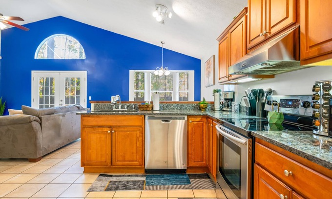 Colonial Oaks House | Free Early Check-In - Gaming Arcade - Free Parking