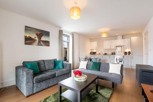 Slough Apartment | FREE fast Wi-Fi, Netflix & Large Lounge & Balcony!