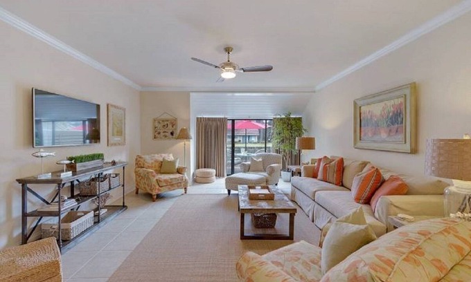 Sandestin Villa | FREE golf cart! Beautiful lake view! 3 MINS. TO BEACH, dining, shopping.