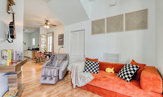Cuyler - Brownsville House | Free Late Check-Out - Duplex Near DT - Projectors - Massage Chair - 4 King Beds
