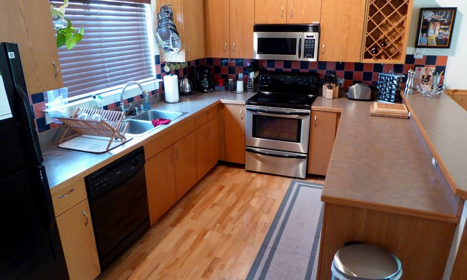 Big Sky House | FREE NIGHT@BIG SKY SKI HUT: 3br, 3ba, Spa, Garage, 10 Minutes to the Mtn.