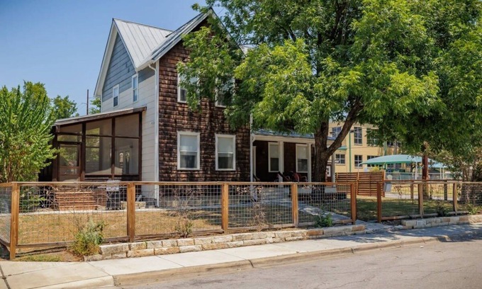Central East Austin House | Free Parking, East Austin - Corner Cabin - Portoro