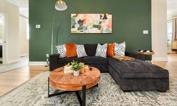 Point Breeze North Apartment | FREE Parking+Games+BBQ+Netflix Near Bakery Square
