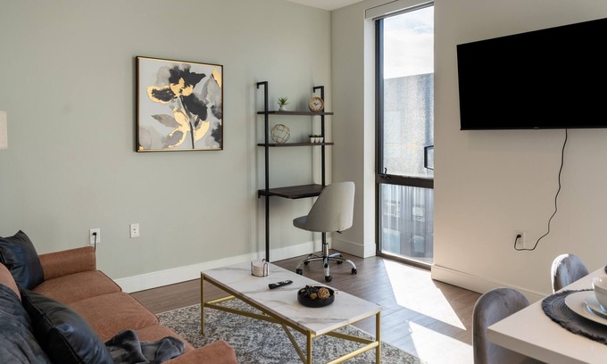 Downtown Columbus Apartment | Free Parking | Luxe | Workstation, Fast WiFi, Gym, Pool | Downtown