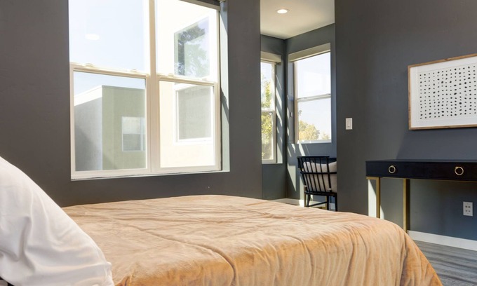 Sacramento House | Free Parking - Mins to Downtown & Sac River