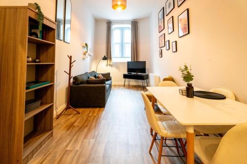 Castle Apartment | Free Parking | Smart TV | 4 guests