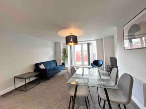 Salford Apartment | FREE PARKING - Stunning 2-BR near Salford Royal