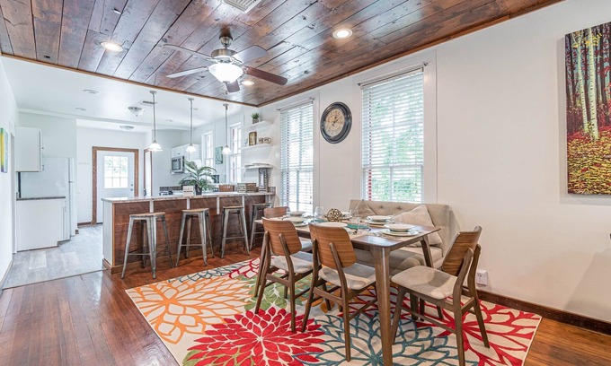 Mahncke Park House | Free parking, Walk to Botanical, PS4, Grill, Pet-friendly, fenced backyard