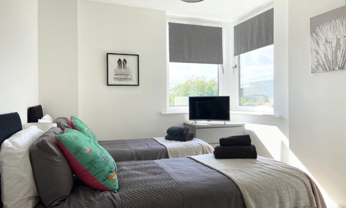 Southampton City Centre Apartment | !FREE PARKING with BALCONY! - Ocean Views Apartment - 4 single beds or 2 doubles