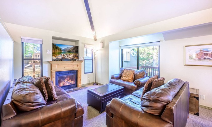 Gorgosa Condo | *Free Ski Rental* NEW to Market Canyons Condo | Walk to Skiing | Hot Tub | On Free Shuttle Route