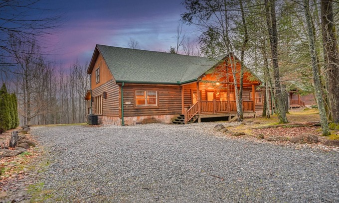 Cosby Cabin | Free Tickets! Indoor Heated Pool & Pet Friendly