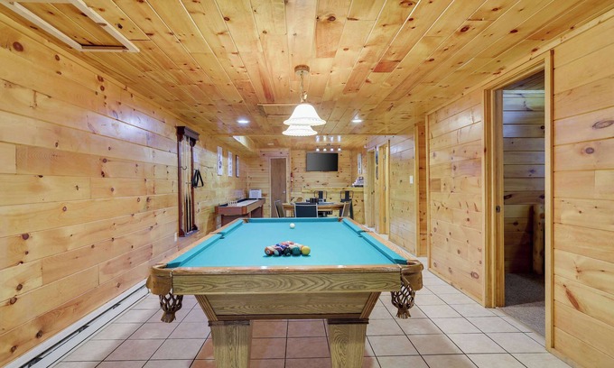 Hickory Hills House | Freeland 6BR Escape: Hot Tub, Basketball & Theater