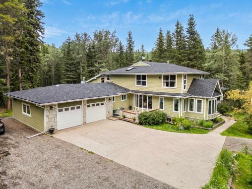 Calgary House | Freele Escape Secluded Nature Haven Sleeps 17