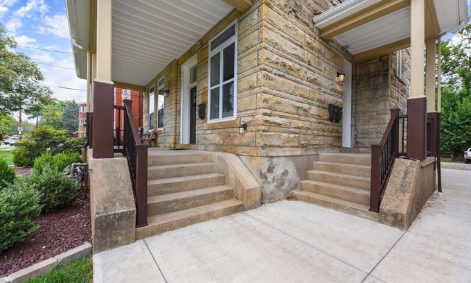 Point Breeze North Apartment | FreeParking+Netflix+BBQ Near Shops in East Liberty