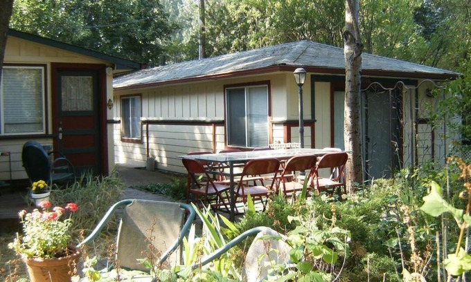 East Central Apartment | Freestanding studio guesthouse