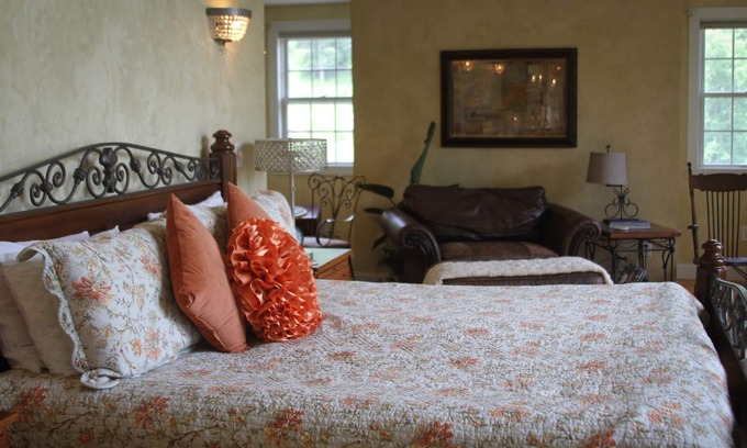 Fleetwood House | "French Country Barn Loft" Luxurious Couple's Escape on the New River