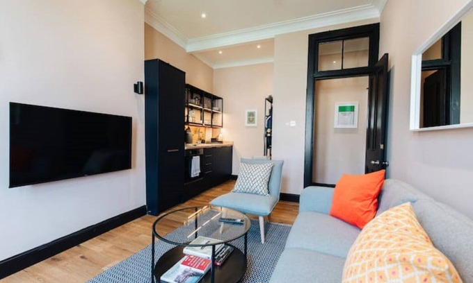 Glasgow Westend Apartment | Fresh Stylish West End Flat