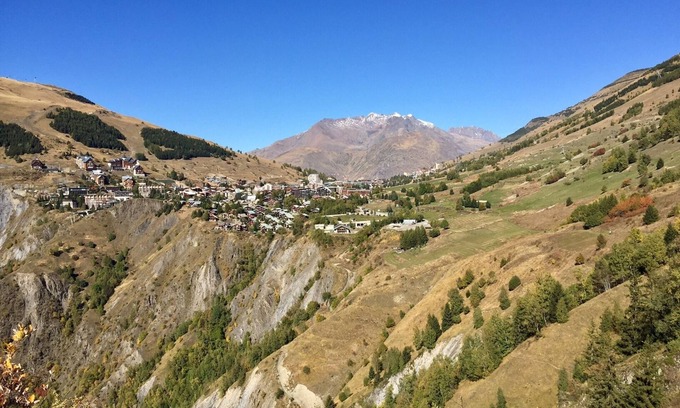 Mont-de-Lans Apartment | Freshly renovated apartment for 10/12, ski-in/ski-out, magnificent view