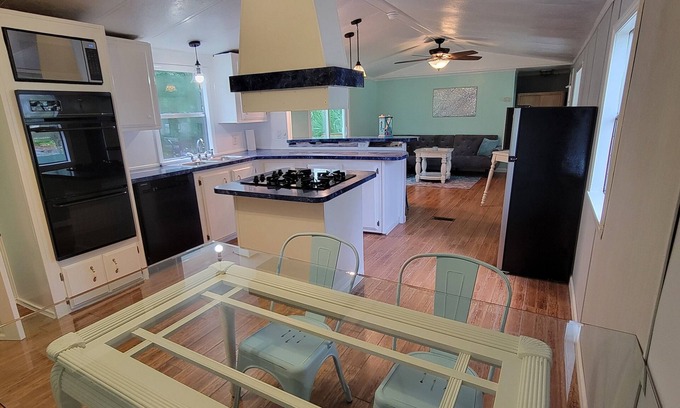 Carrabelle House | Freshly renovated mobile home in mermaid style, 5 minutes to the beach.