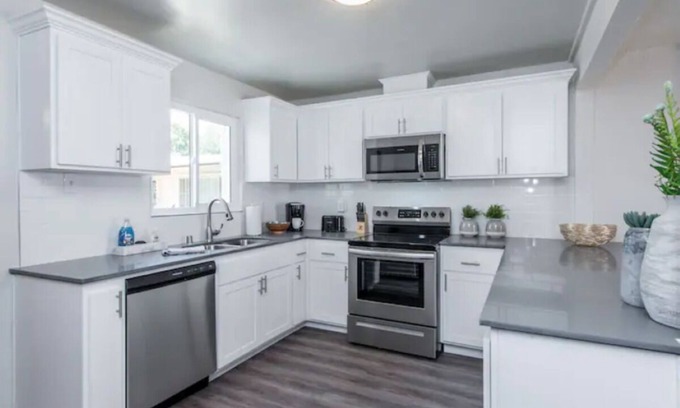 Fresno House | Fresno House|2/1:Large Backyard|1/2 mile to 99Hwy!