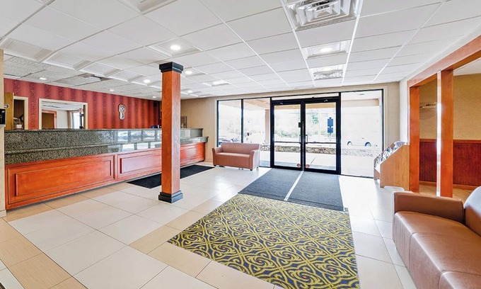 Foxboro Hotel | Friends Getaway! 2 Spacious Units, Free Parking, Minutes to Gillette Stadium!