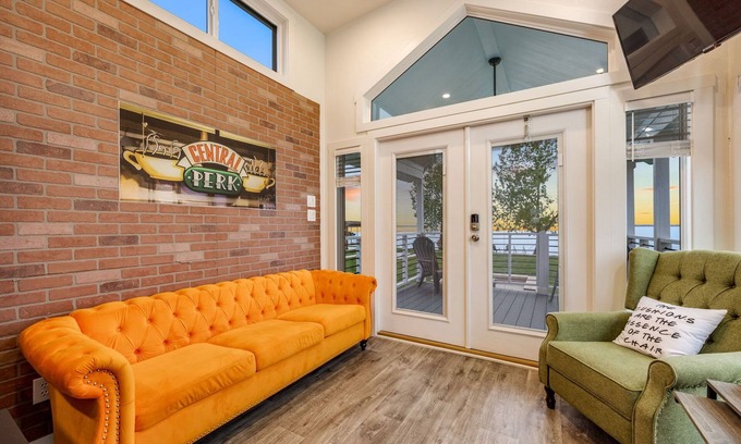 Kerens Cabin | Friends Tiny Lake House: Friends themed tiny home on Richland Chambers Lake