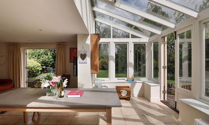 Burford Cottage | FRIESLAND COTTAGE, pet friendly, with open fire in Burford