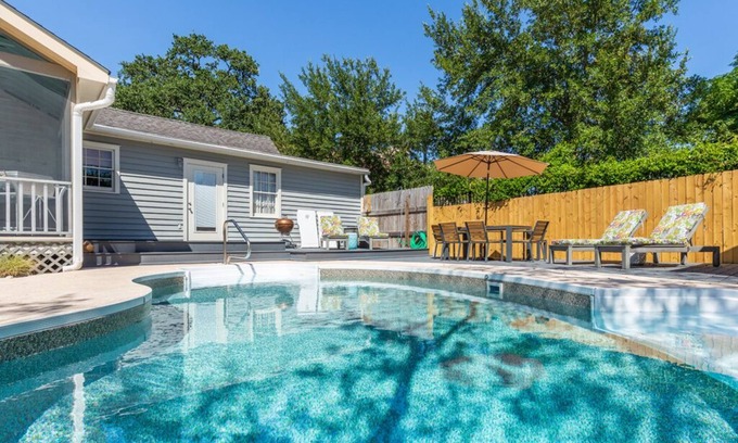 Old West Broad Neighborhood House | Frogtown Cottage | Historic Downtown Savannah, Pool, Pet Friendly