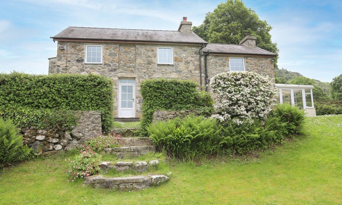 Nefyn Cottage | FRON FAWR, family friendly, with open fire in Nefyn