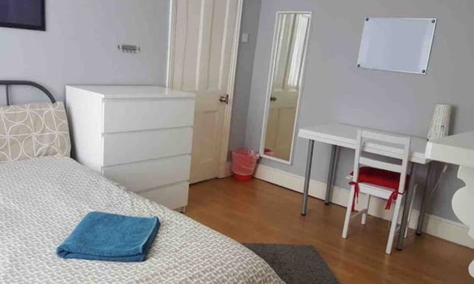 Thorpe Satchville House | FRONT DOUBLE BEDROOM NEAR INFIRMARY