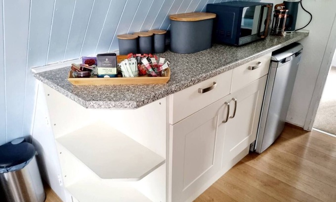 Martin Ski Chalet | FRONT LINE Chalet with OPEN Sea Views & Swimming Pool in Kingsdown No14