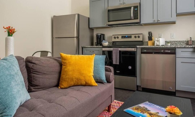 Cultural District Apartment | Frontdesk |1 BR Apt near Market Square