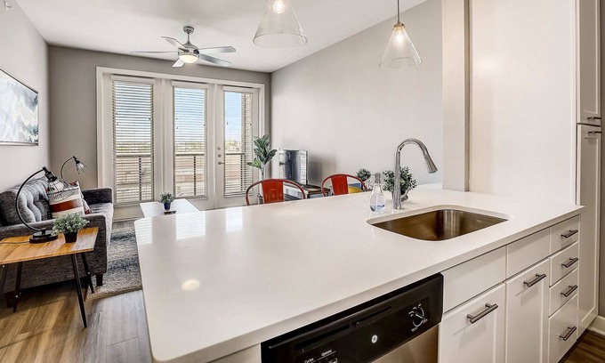Highland Apartment | Frontdesk | 1 BR Apt near Texas Capitol