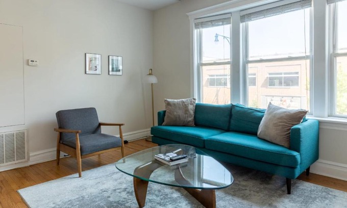 Roscoe Village Apartment | FRONTDESK Modern 2 BR Apt with Lake View
