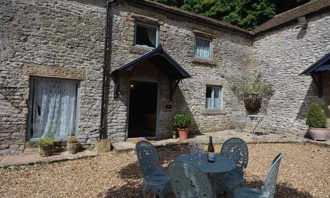 Bakewell Cottage | Fruitpip - a wonderful cottage with shared pool, games and lovely grounds near Bakewell