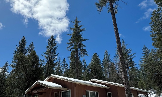 Coulterville House | Full house near Yosemite National Park, with spacious rooms and Mountain views.