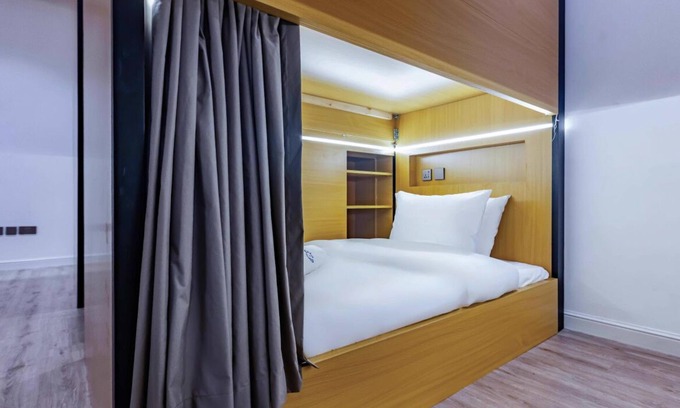 Jumeira 3 Cabin | Full Moon Capsule Beds at Sunset Beach (Mixed)