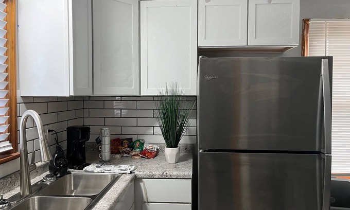 Milwaukee House | full re-modeled House that sleeps 8 two full bathrooms wifi quiet neighborhood