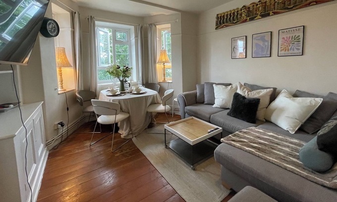 Vassall Apartment | Full serviced apartment w/free parking - 20 mins to central London!