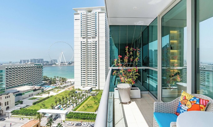 Jumeirah Lake Towers Apartment | Full View of Dubai’s Iconic Wheel, only 2 minutes from the Beach!
