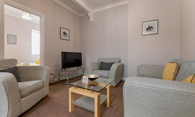 Loughor Apartment | Fully Equipped Kitchen, Dining Area & Parking