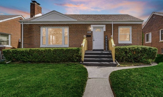 Gary House | Fully furnished! Newly Updated 2Br/1Bath with Big Back and Front Yards!