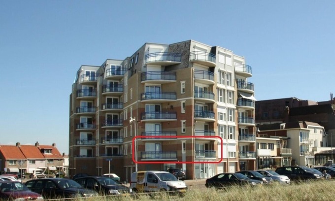 Egmond aan Zee House | Fully furnished apartment on the north boulevard of Egmond aan Zee for 4 persons. 1st floor, unique with 2 balconies to the west, a magnificent view of the sea and the beautiful boulevard and with its own garage!