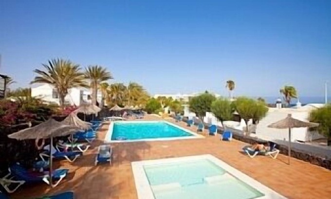 Los Pocillos House | Fully Licensed Bungalow with Air-Conditioning Communal Pool and Sea Views