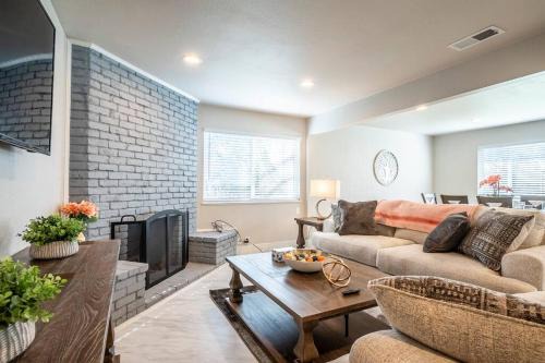 Carmichael House | FULLY REMODELED HOME WITH SERENITY