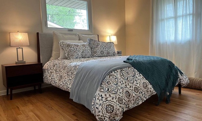 Urbandale House | Fully-Renovated 3 BR near DSM! Work travel & Family Friendly.